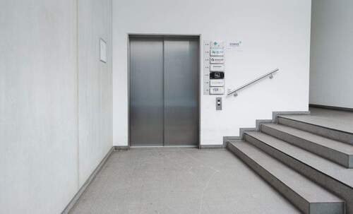 Treppenhaus mit Aufzug - 