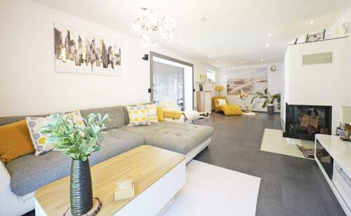 großzügiger Wohnbereich - 