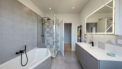 Vollbad Obergeschoss - virtuell gestaged - 