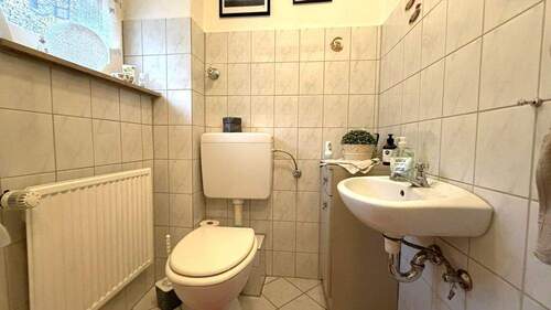 EG Gäste-WC - 6 Zimmer Doppelhaushälfte in Oberhausen