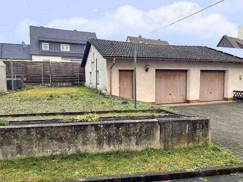 Garten mit Garagen - Doppelhaushälfte mit 117,00 m&sup2; in Sulzbach-Rosenberg zum Kaufen