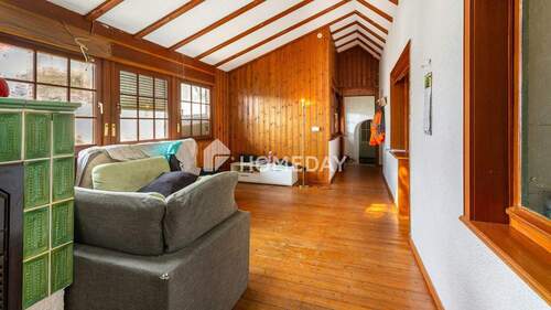 1. OG Wohnzimmer 2 - MFH, das Wertsteigerung sucht: 7 Wohnungen, Garten und Terrasse