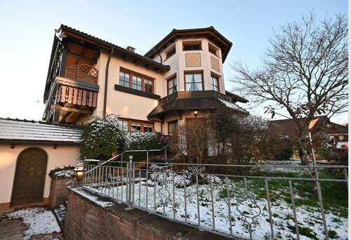 Außenansicht - Helle, großzügige 3-Zimmer-Wohnung mit Terrasse, Garten und Garage