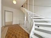 Flur und Treppe - 