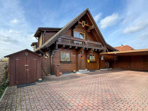 Hausansicht - Ein Traum für Holzliebhaber - gemütliches Blockbohlenhaus