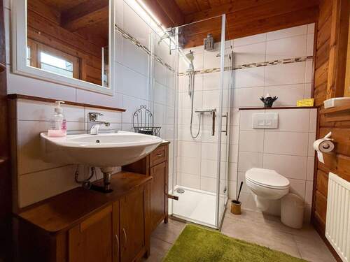 Gäste-WC mit Dusche - 