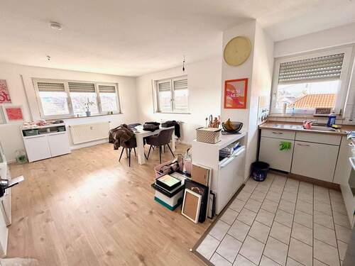 Wohnzimmer mit Küche - Attraktive 2-Zi.-Whg. mit TG-Stellplatz nahe Fürther Stadtpark