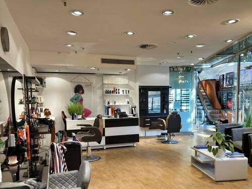 die Ladeneinheit (derzeit Friseursalon) - 