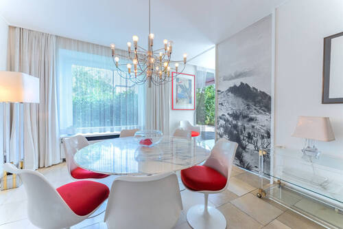 Esszimmer mit teils geschlossener Trennwand - 