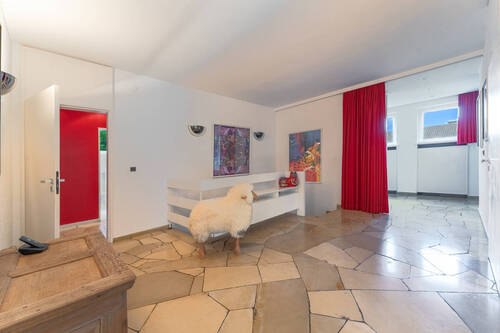 Flur mit Abgang ins Kellergeschoss - 