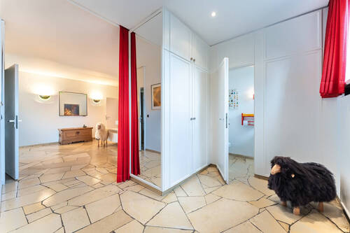 Blick von der Diele mit Garderobe und Gäste-WC in den Flur - 