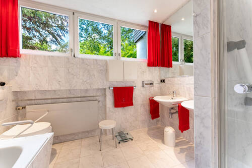 Badezimmer mit Badewanne und Dusche - 