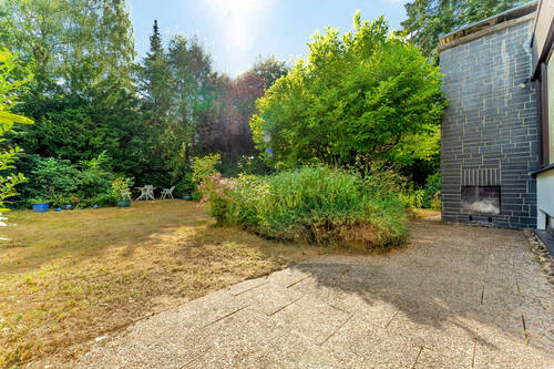 Blick auf den Garten und den Außenkamin - 