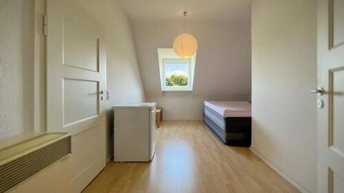 Zimmer mit einer gemütlichen Dachschräge und Durchgang zum benachbarten Zimmer - 