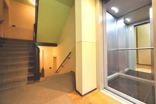 Treppenhaus mit Aufzug - 