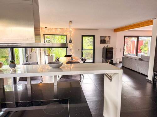Offener Wohn- und Essbereich mit Theke EG - 