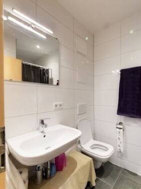 Blick ins Bad - Waschtisch und WC - 1 Zimmer Terrassenwohnung in Nürtingen