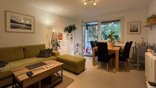 Großzügiger Wohn- und Essbereich mit direktem Zugang zum überdachten Balkon - 3 Zimmer Etagenwohnung zum Kaufen in Freiburg i. Br. / Unterwiehre-Süd