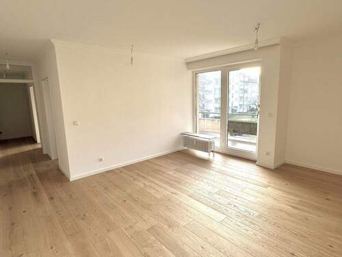Wohnbereich mit Balkon - 2 Zimmer Etagenwohnung zum Kaufen in Hannover