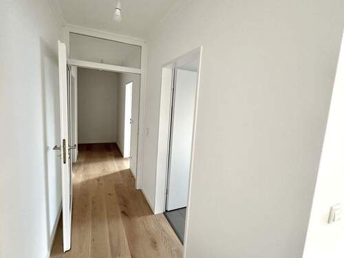 Wohnzimmer, Blick Küche rechts - 2 Zimmer Etagenwohnung in Hannover