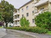 Ansicht Gebäude mit Stellfläche - 2 Raumwohnung mit Balkon und Stellplatz