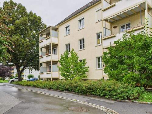 Ansicht Gebäude mit Stellfläche - 2 Raumwohnung mit Balkon und Stellplatz