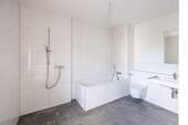 Badezimmer mit Wanne - 