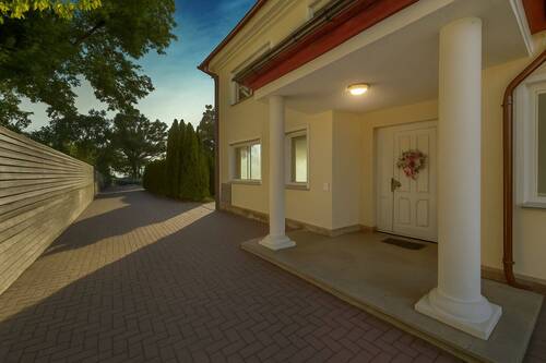 Einfahrt - 8 Zimmer Einfamilienhaus zum Kaufen in Wörthsee