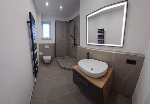 Duschbad (Original) - Sanierte 89 m² Altbaucharme mit Balkon & Dielen - 4 Zimmer in bester Lage von Rostock 