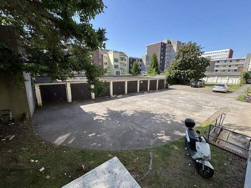 Hofansicht/ Garage - 