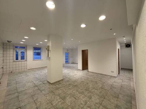 Ansicht in vorderen Bereich - Ihr neuer Standort in Frankfurt-Seckbach - flexibel & entwicklungsfähig