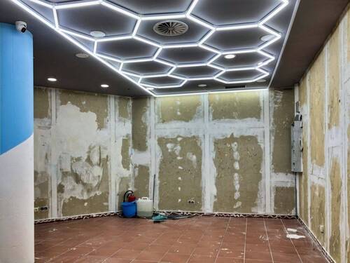 Blick vom Eingang - eingeschaltete Deckenbeleuchtung - 