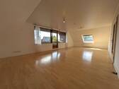 Wohnzimmer mit Zugang zur Loggia - 