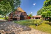 Hofanlage mit großer Scheune - 