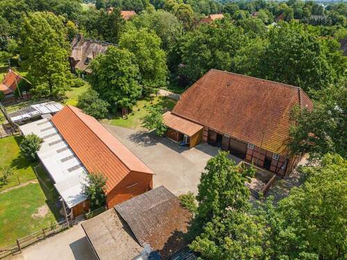 Stallanlagen und Scheune - 