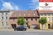 Hausansicht - Vielseitiges Stadthaus mit Charakter und Charme - Wohnen, Arbeiten und Leben im Grünen in Richtenberg!