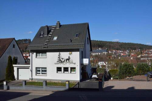Straßenansicht Einfamilienhaus - Anwesen mit Einfamilienhaus und Bungalow mit Einliegerappartment