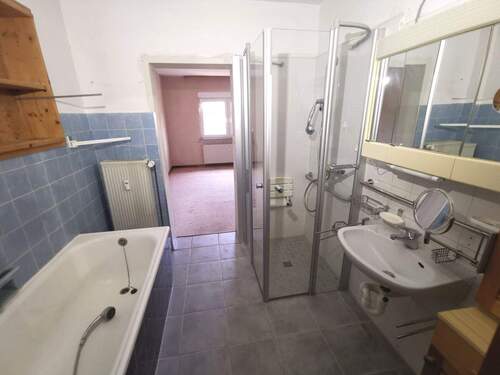 Wohnung 1 - Bad und Schlafzimmer EG - 