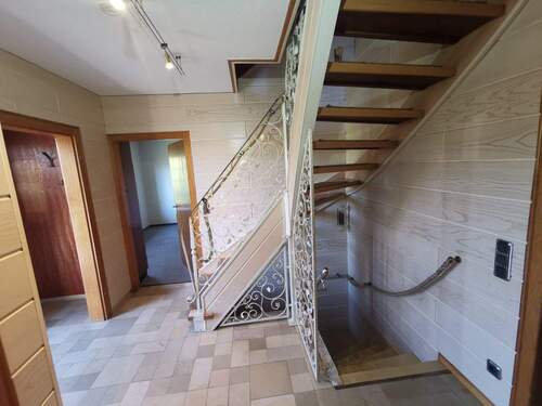 Wohnung 1 - Flur u. Treppe zum DG - 