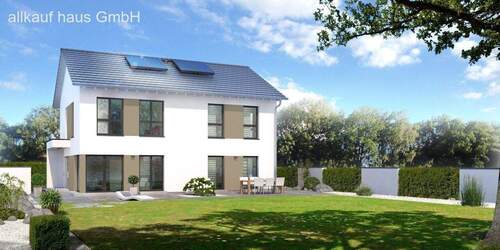 Hausansicht mit Garten - Naturnahes Wohnen für die ganze Familie.