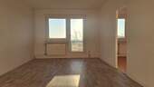 Wohnzimmer mit Balkon - Etagenwohnung mit 70,00 m&sup2; in Görlitz zur Miete