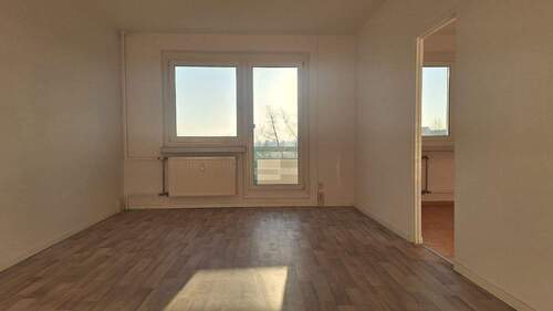 Wohnzimmer mit Balkon - Etagenwohnung mit 70,00 m&sup2; in Görlitz zur Miete