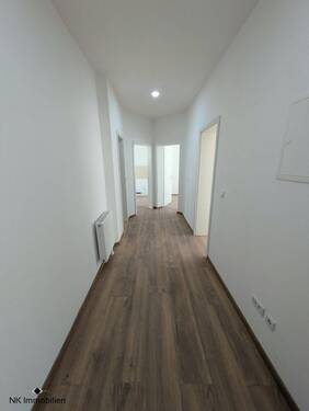 Flur - Etagenwohnung mit 77,40 m&sup2; in Chemnitz zur Miete