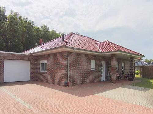 Hausansicht - Schöner Bungalow am Wäldchen in zentraler Sackgassenlage!