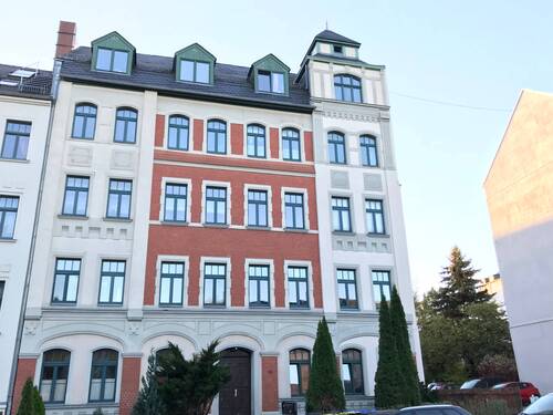 Hausansicht - Gemütliche 3-Raum DG WE in Baudenkmal-Altbau mit grandiosem Weitblick über den Küchwald-Park