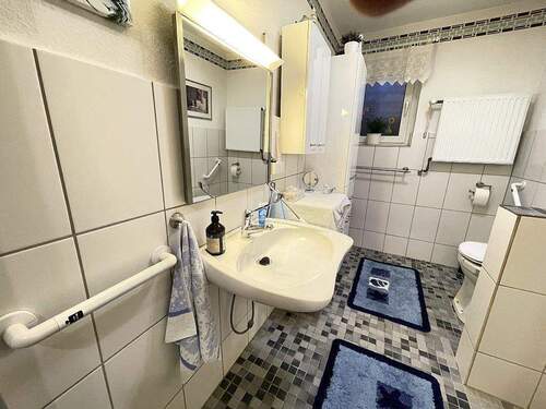 Neuwertiges Badezimmer OG - 