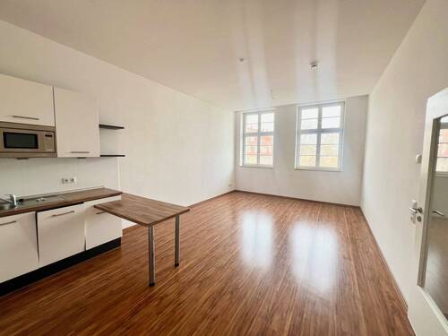 Blick ins Wohnzimmer - 2 Zimmer Etagenwohnung in Dresden