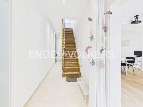 Flur und Treppenaufgang - 