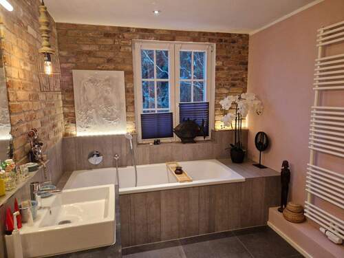 großzügiges Bad im 1. OG - 