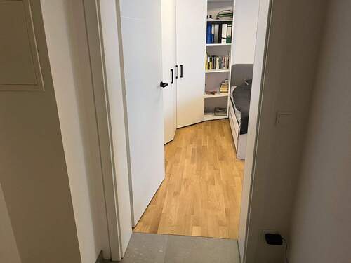 Blick vom Flur in den Wohn-/Schlafbereich - 